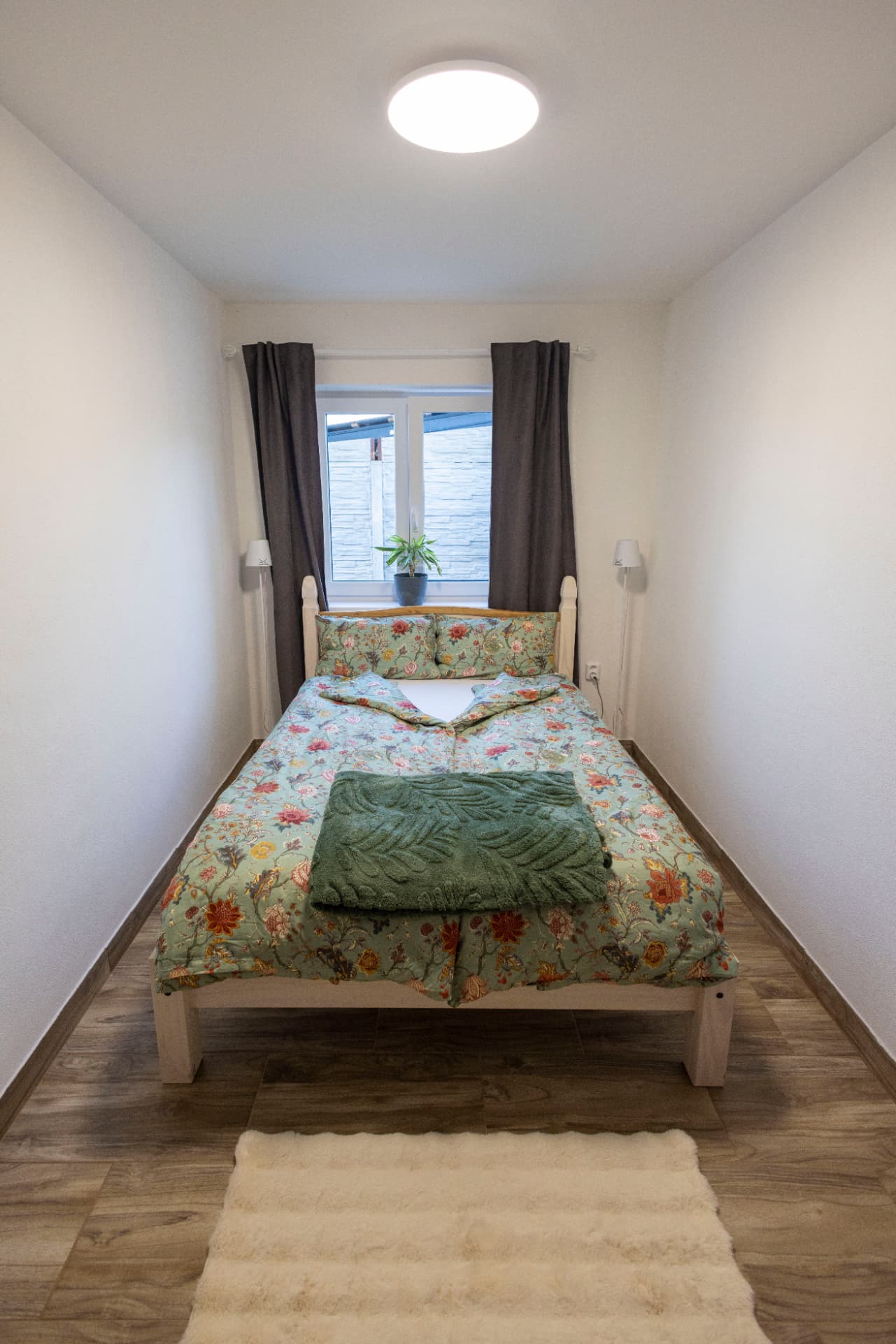 Ložnice s manželskou postelí